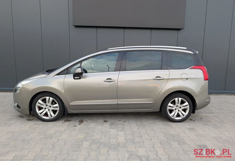 2011' Peugeot 5008 photo #2