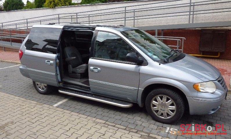 2006' Chrysler Town And Country photo #2