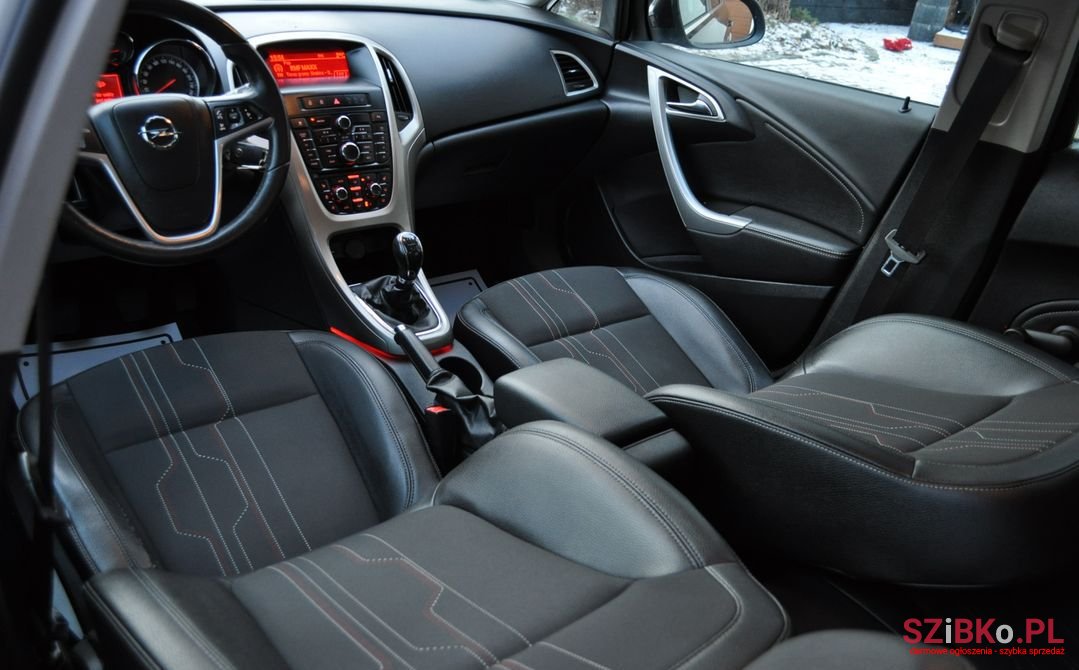 2012' Opel Astra photo #6