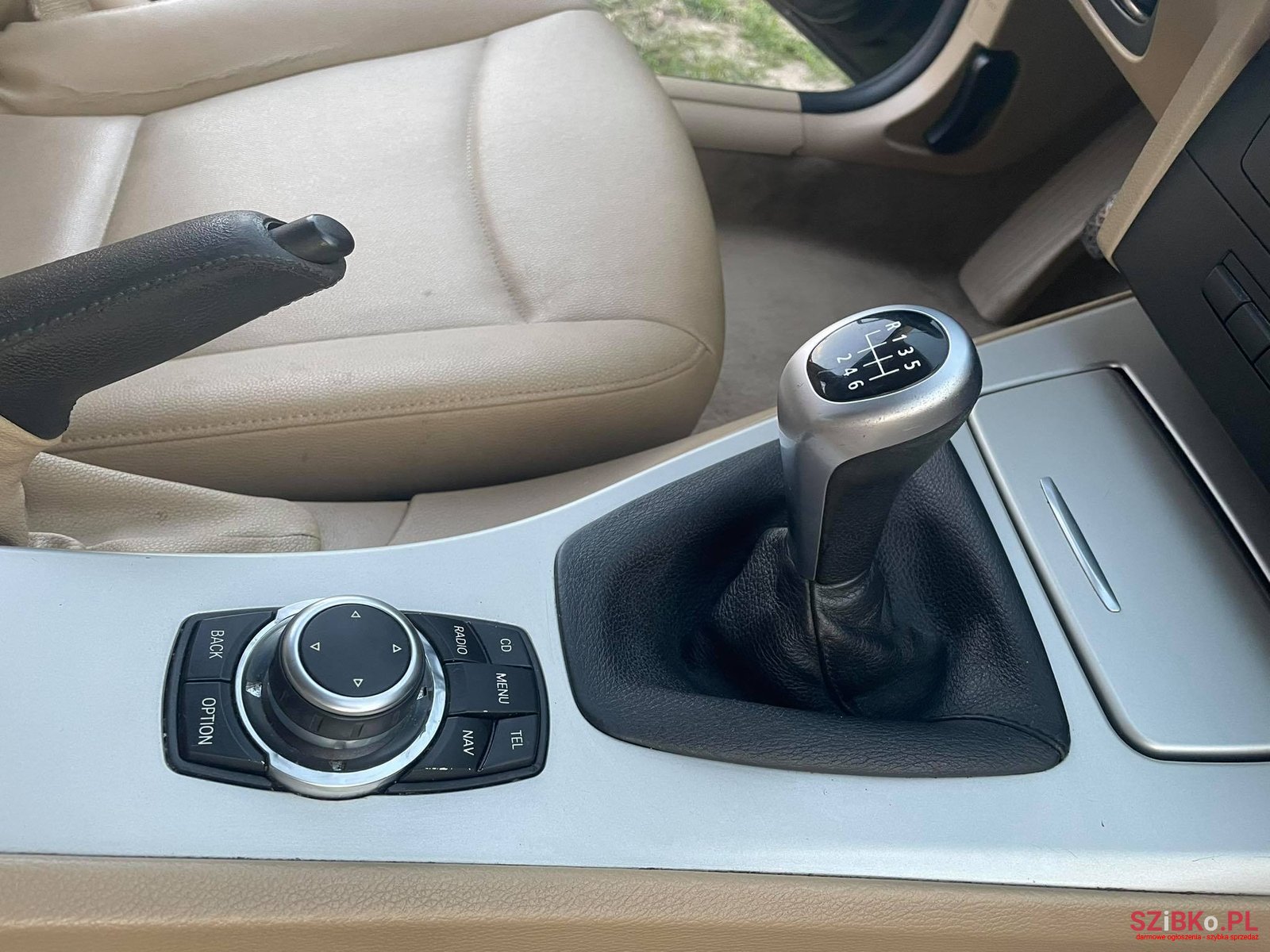 2011' BMW 3 Series Sedan photo #3