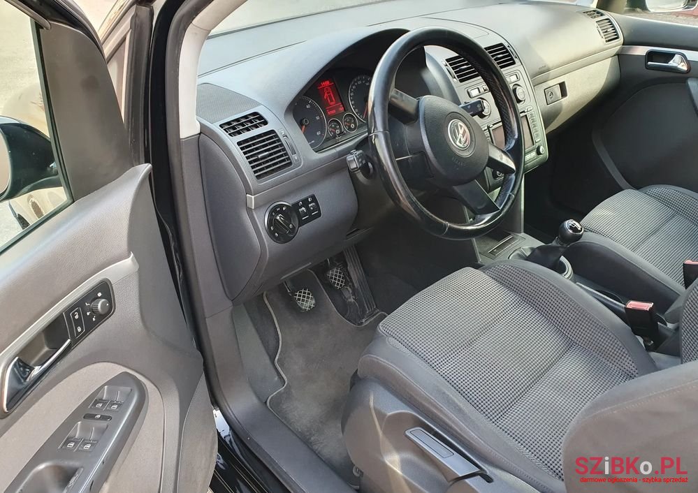 2005' Volkswagen Touran photo #5