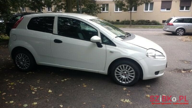 2011' Fiat Punto photo #1