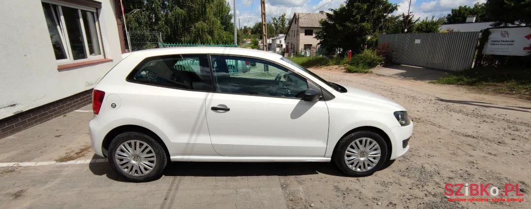 2011' Volkswagen Polo photo #3