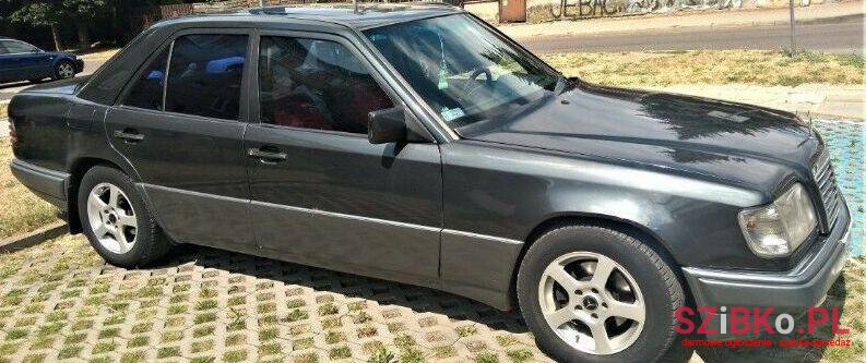 1991' Mercedes-Benz 124 photo #1