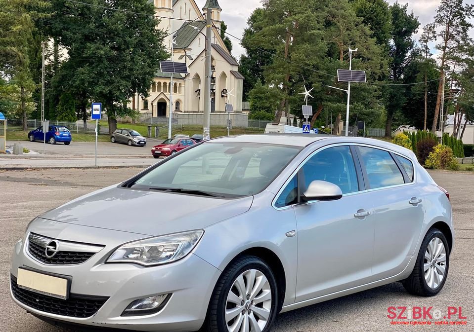 2010' Opel Astra photo #1