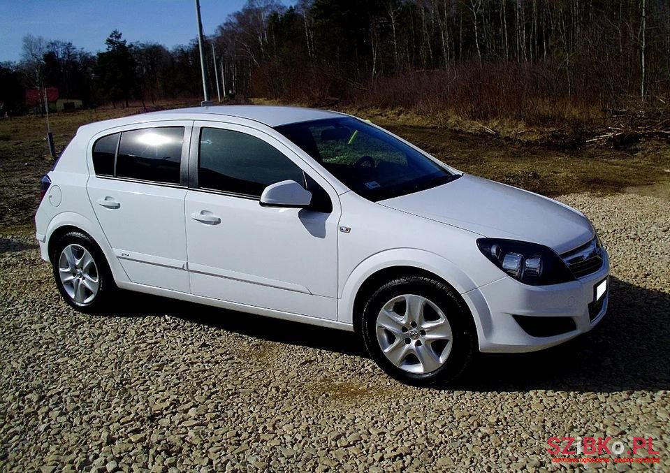 2011' Opel Astra photo #2