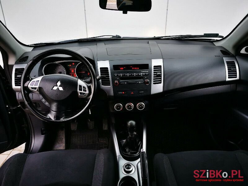 2009' Mitsubishi Outlander photo #2