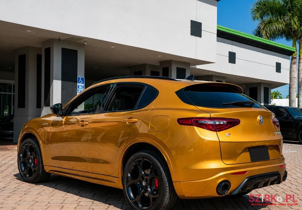 2022' Alfa Romeo Stelvio photo #3