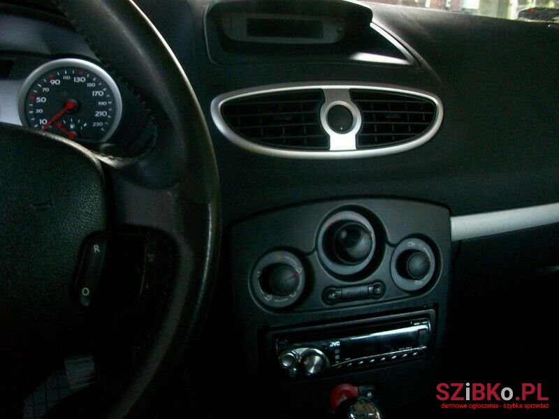 2008' Renault Clio photo #5