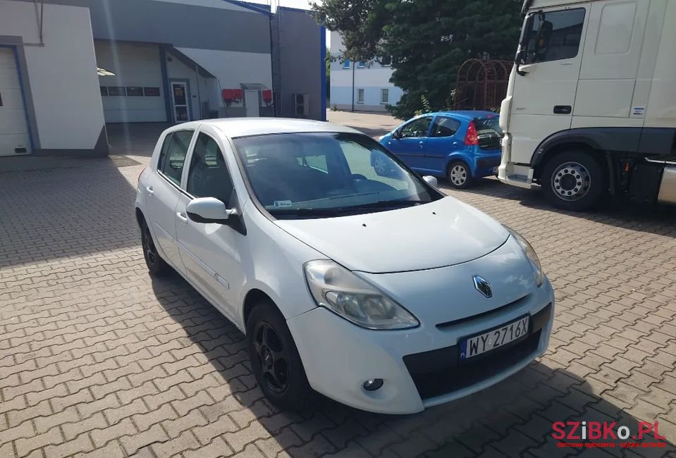 2010' Renault Clio photo #2