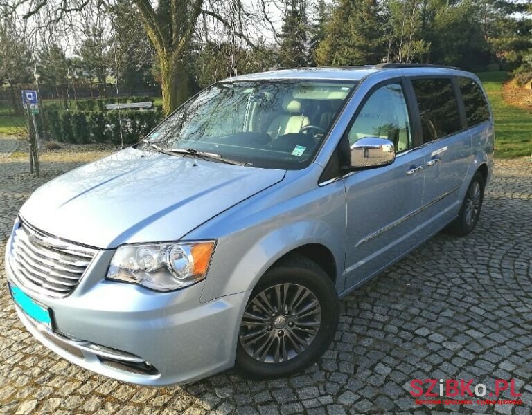 2013' Chrysler Town & Country photo #2