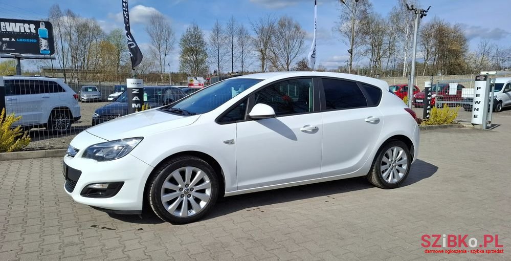 2015' Opel Astra photo #2