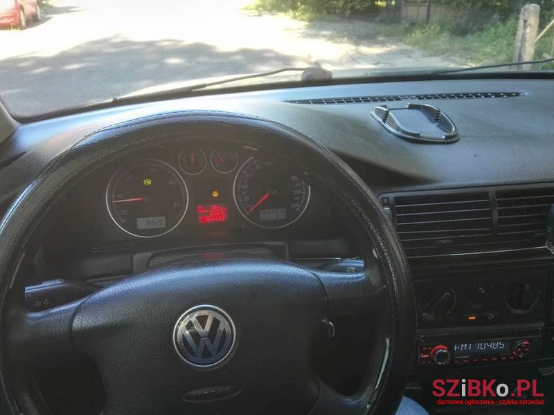 2001' Volkswagen Passat photo #3