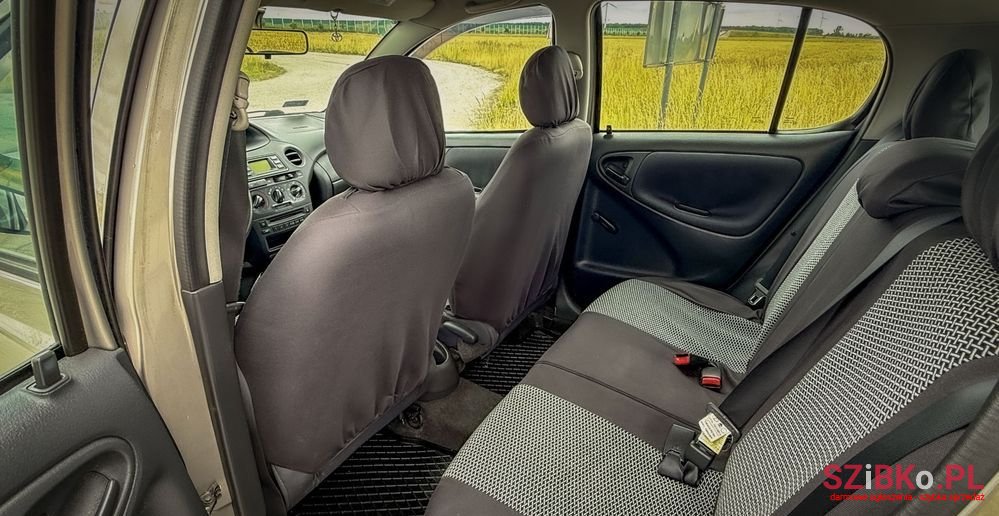 2004' Toyota Yaris 1.0 Base photo #2