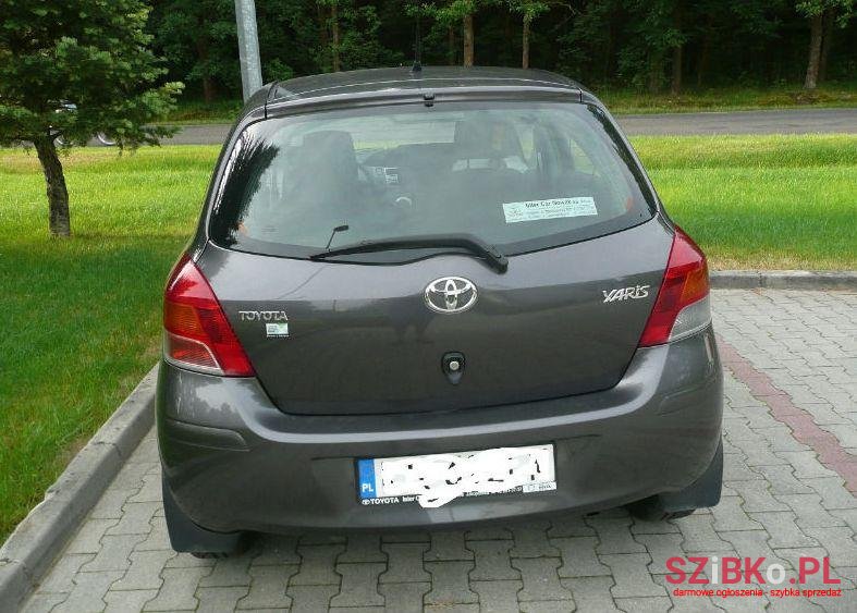 2009' Toyota Yaris photo #2