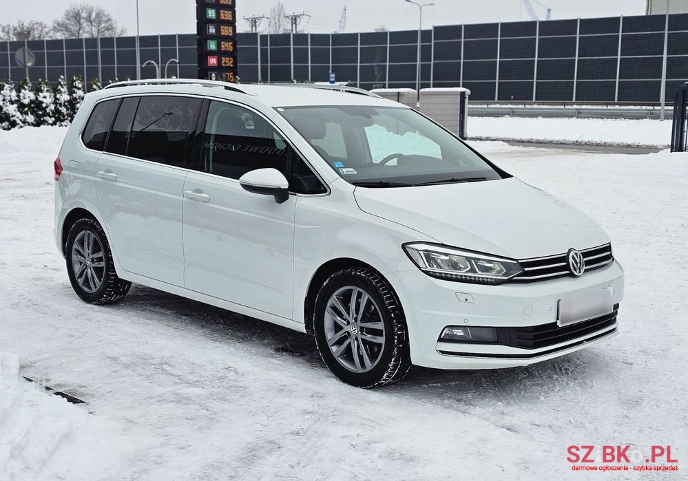 2020' Volkswagen Touran photo #2