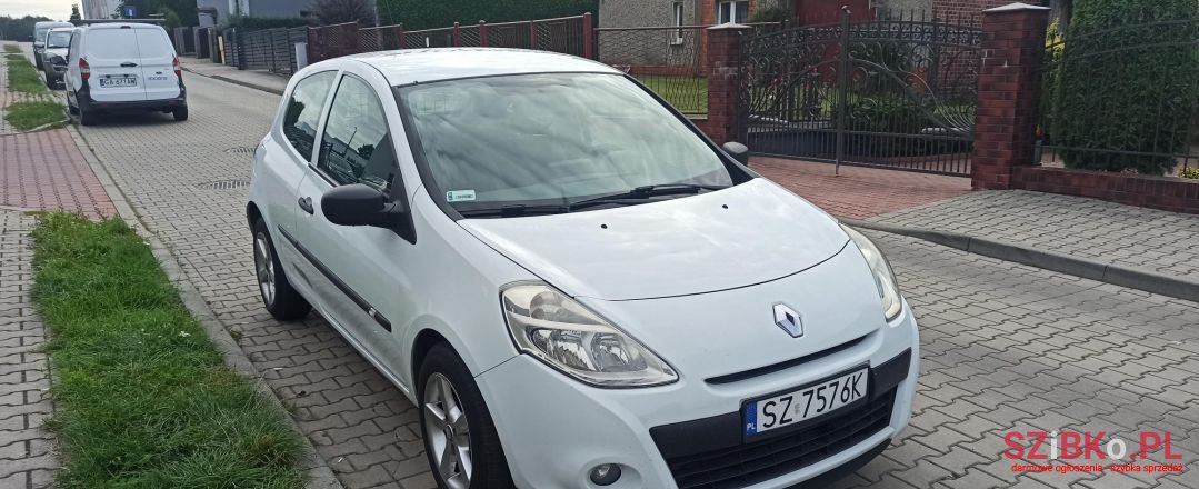 2011' Renault Clio photo #2