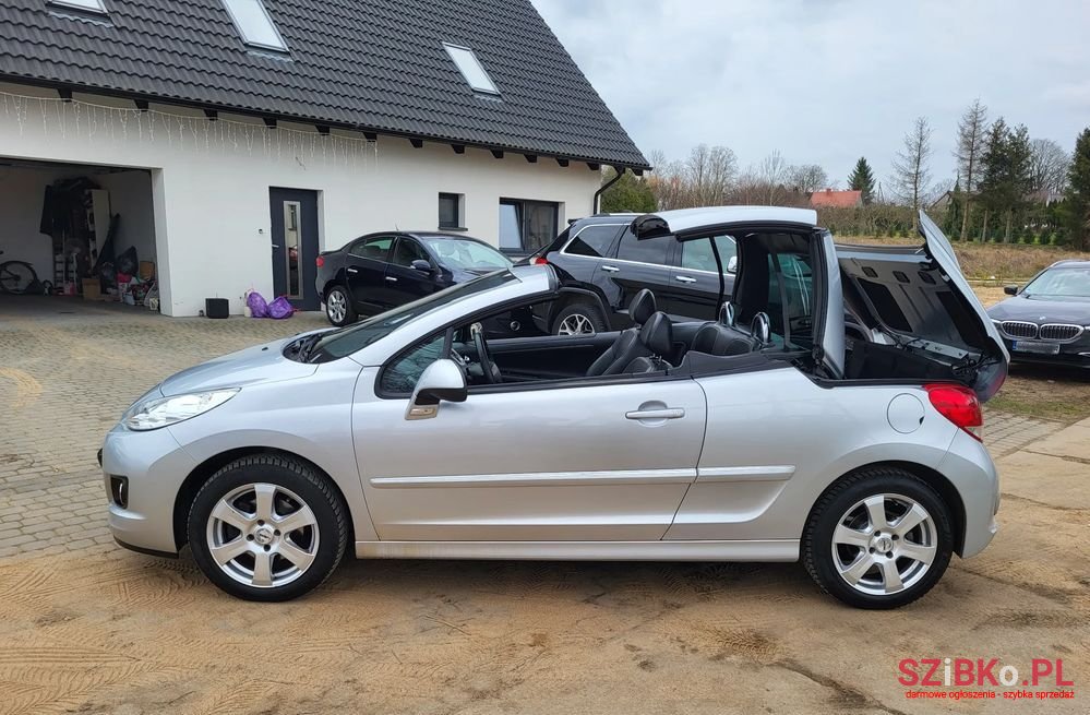 2012' Peugeot 207 120 Vti Platinum photo #2