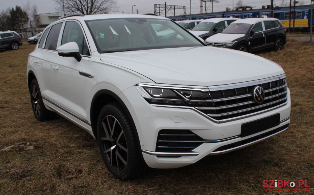 2023' Volkswagen Touareg photo #3