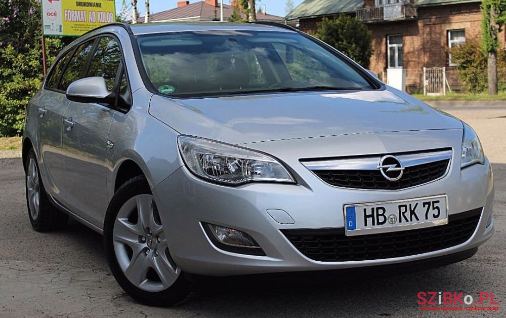 2012' Opel Astra photo #1