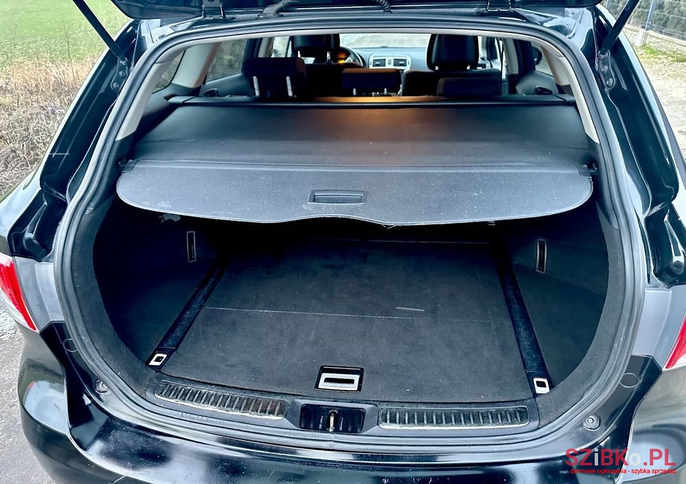 2010' Toyota Avensis 2.2 D-4D Style photo #3