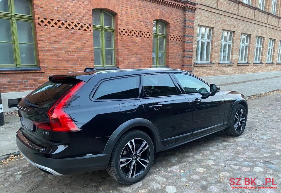 2017' Volvo V90 Cross Country photo #5