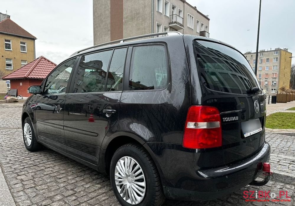 2004' Volkswagen Touran photo #3
