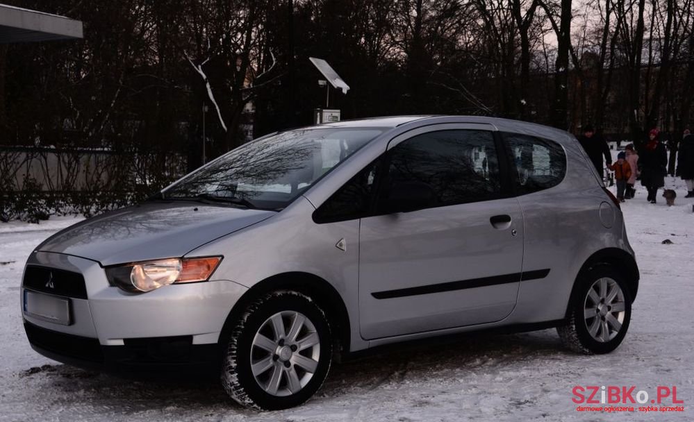 2010' Mitsubishi Colt photo #3