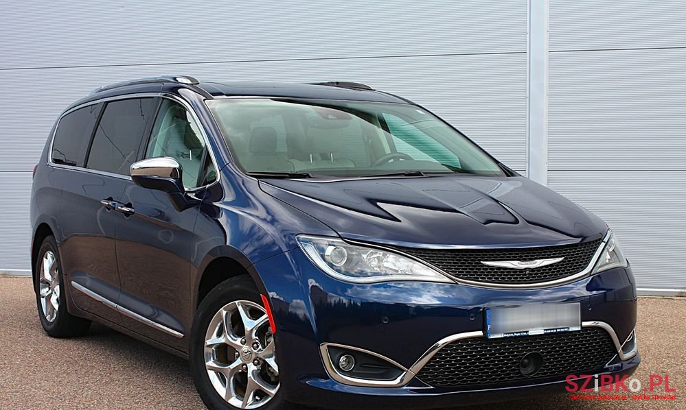 2017' Chrysler Pacifica photo #6