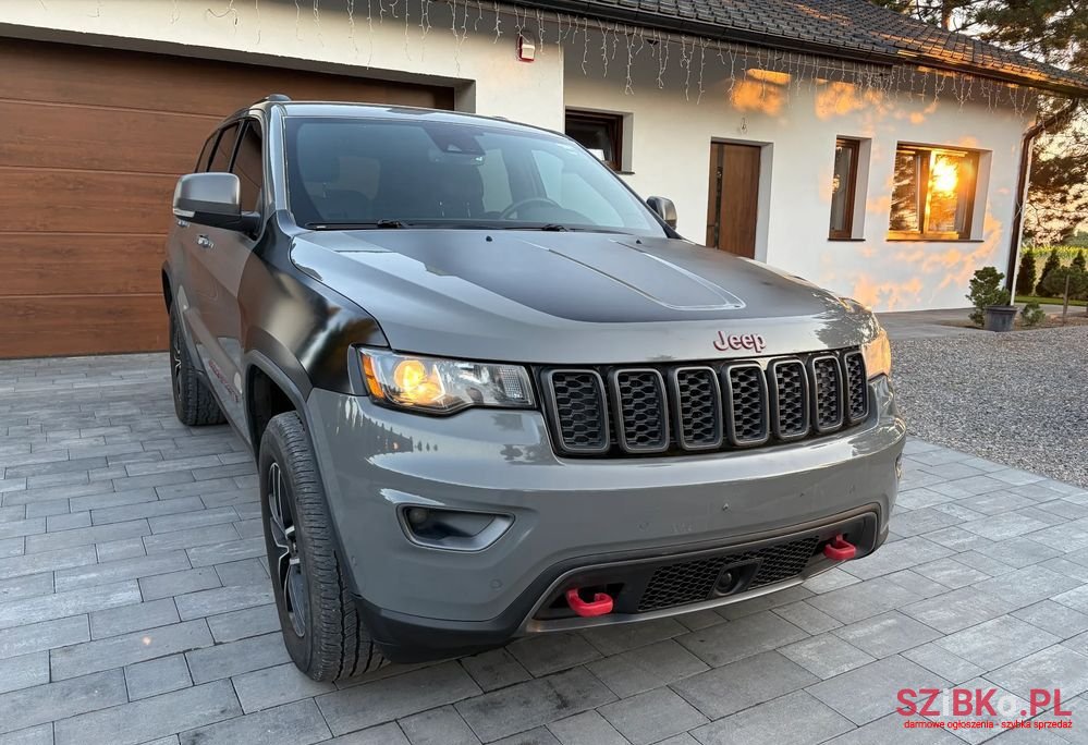 2019' Jeep Grand Cherokee photo #2