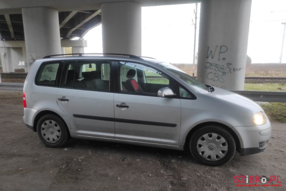 2004' Volkswagen Touran photo #4