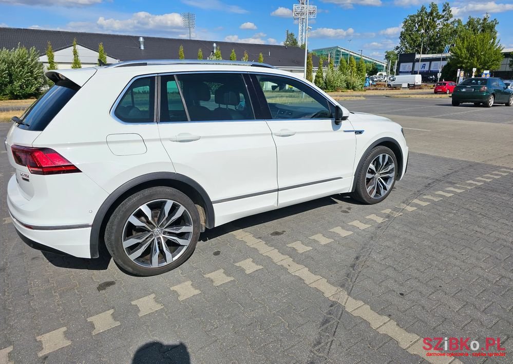 2017' Volkswagen Tiguan photo #2