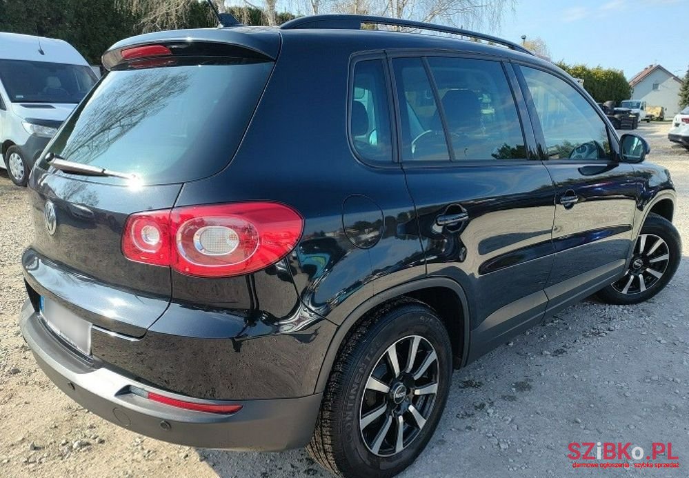 2010' Volkswagen Tiguan photo #2
