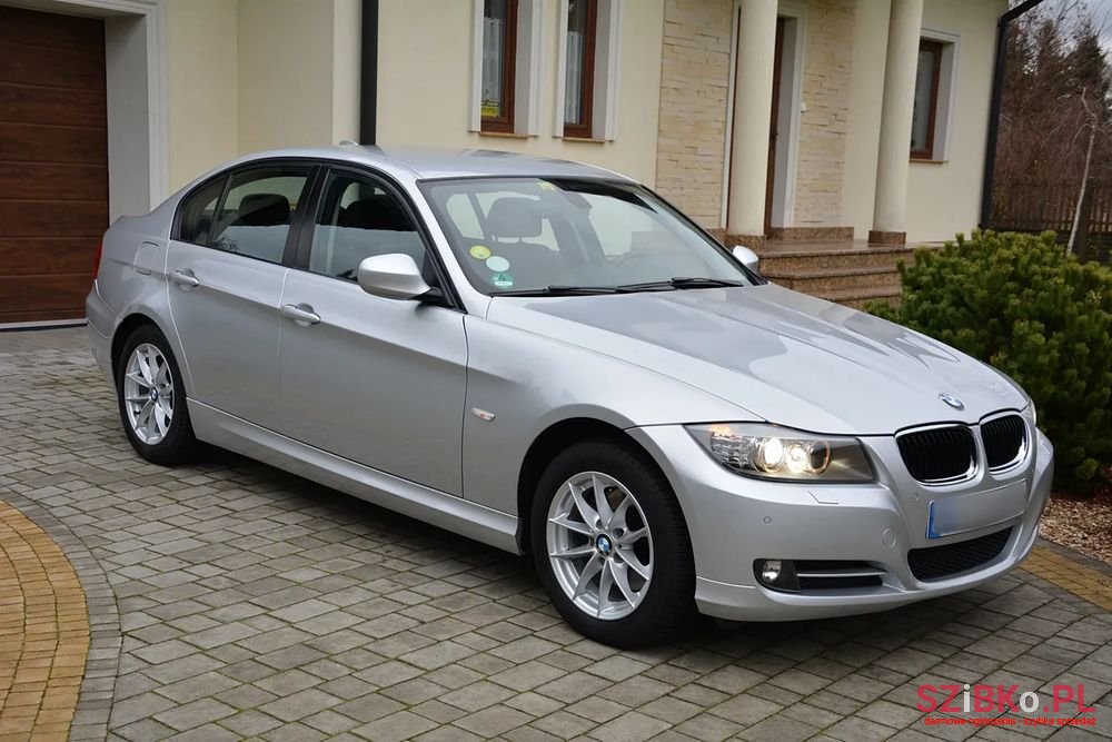 2010' BMW 3 Series 320D photo #1