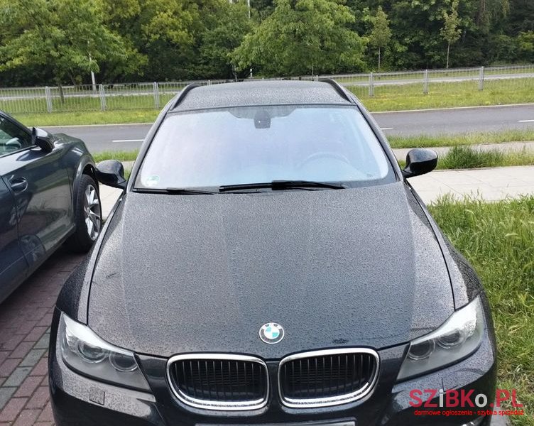 2011' BMW 3 Series 320D photo #1