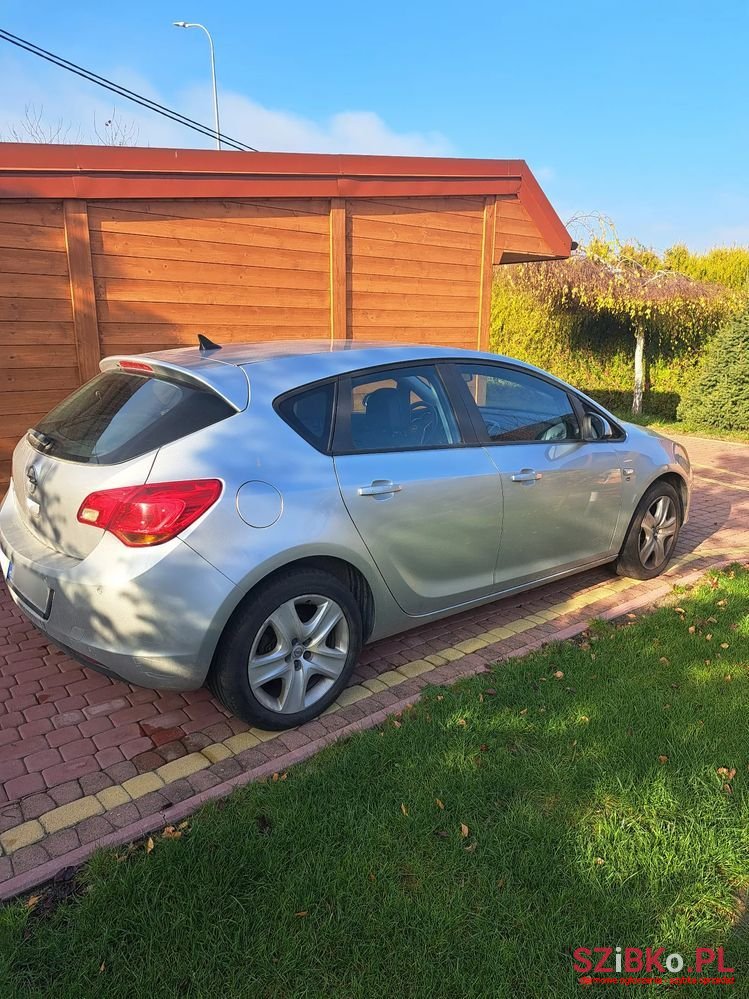 2012' Opel Astra photo #3