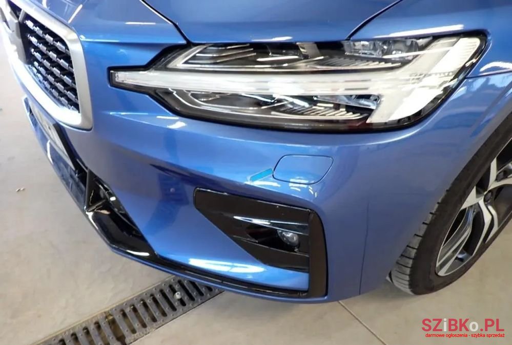 2020' Volvo V60 D4 R-Design photo #5