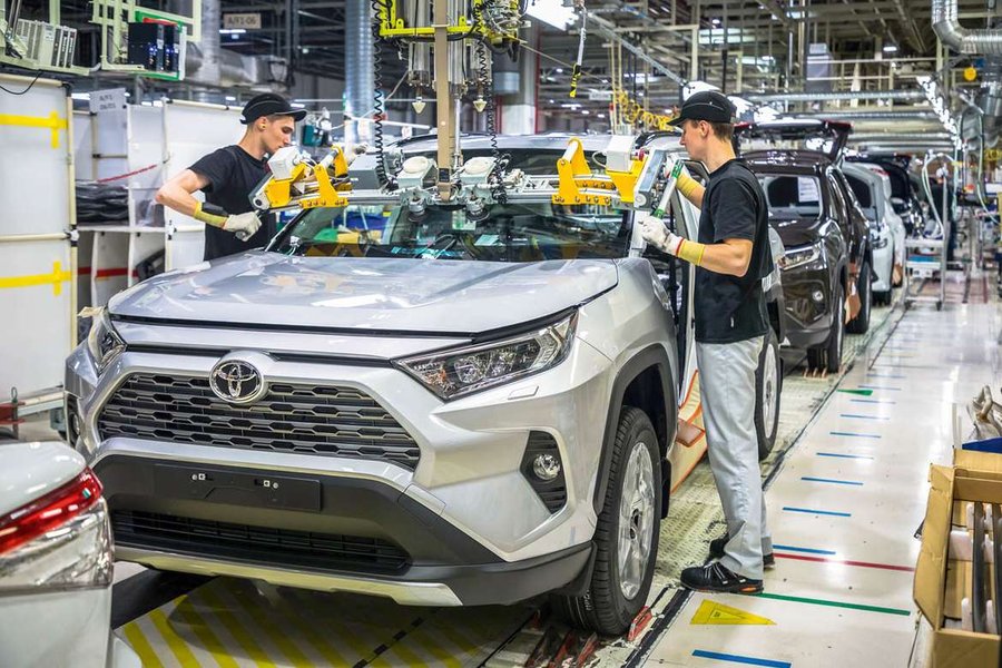 Toyota розібрала автомобілі для російського ринку