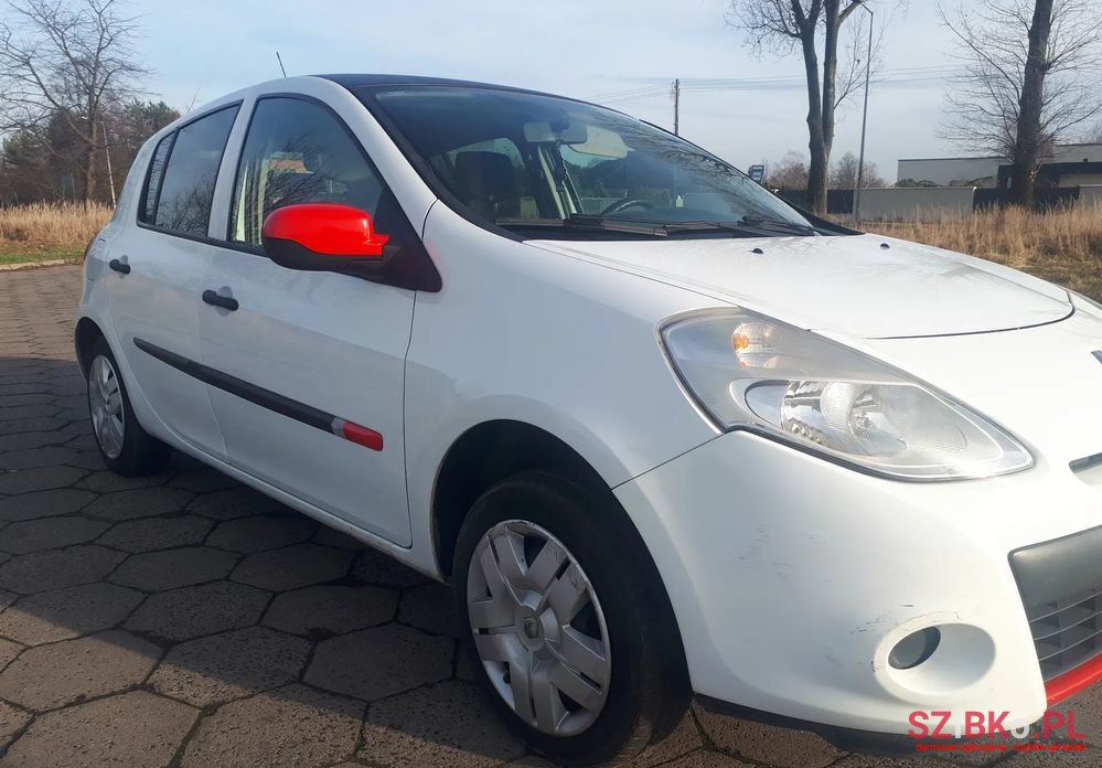 2011' Renault Clio photo #4