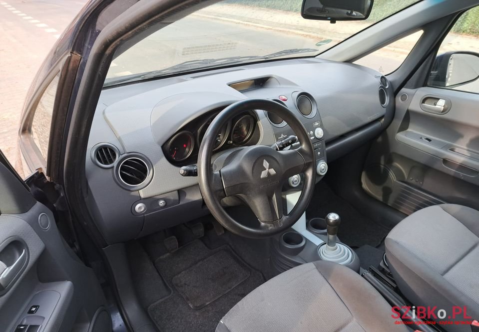 2006' Mitsubishi Colt photo #5