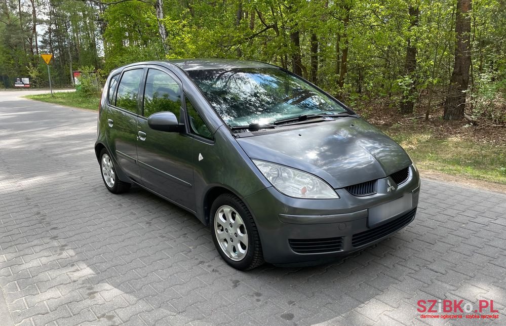 2007' Mitsubishi Colt photo #2