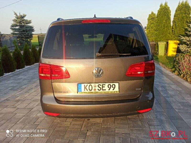 2011' Volkswagen Touran photo #2