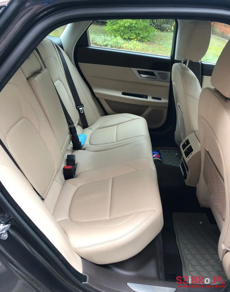 2017' Jaguar XF photo #4