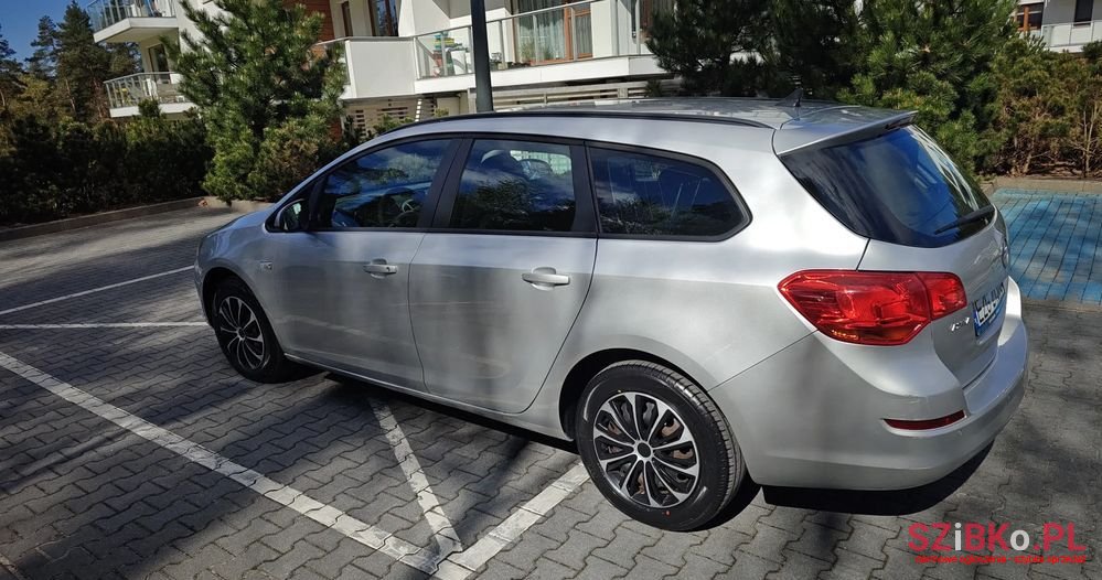 2012' Opel Astra photo #5