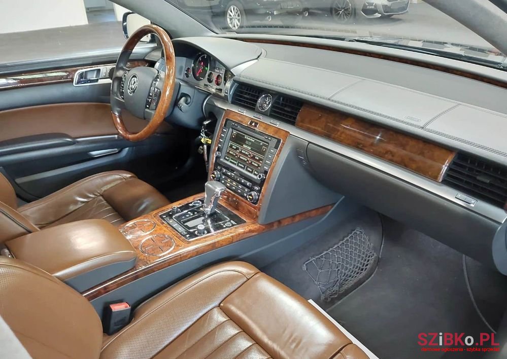 2015' Volkswagen Phaeton photo #5