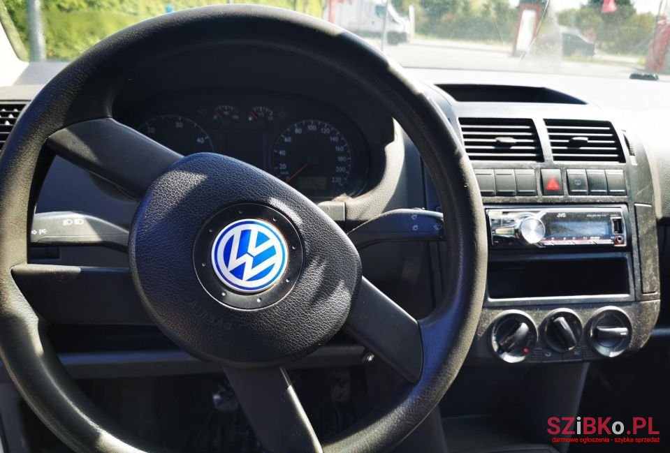 2002' Volkswagen Polo photo #5
