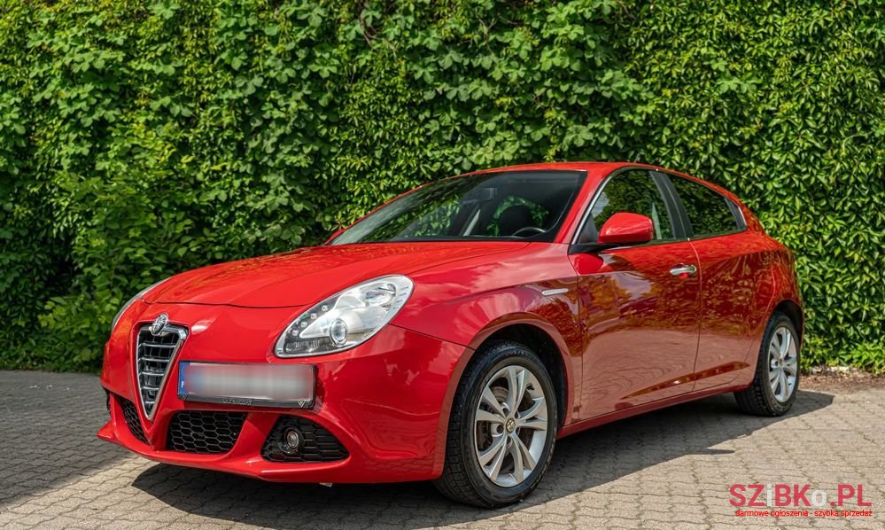2011' Alfa Romeo Giulietta photo #3