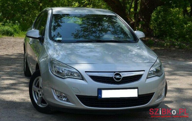 2012' Opel Astra photo #1