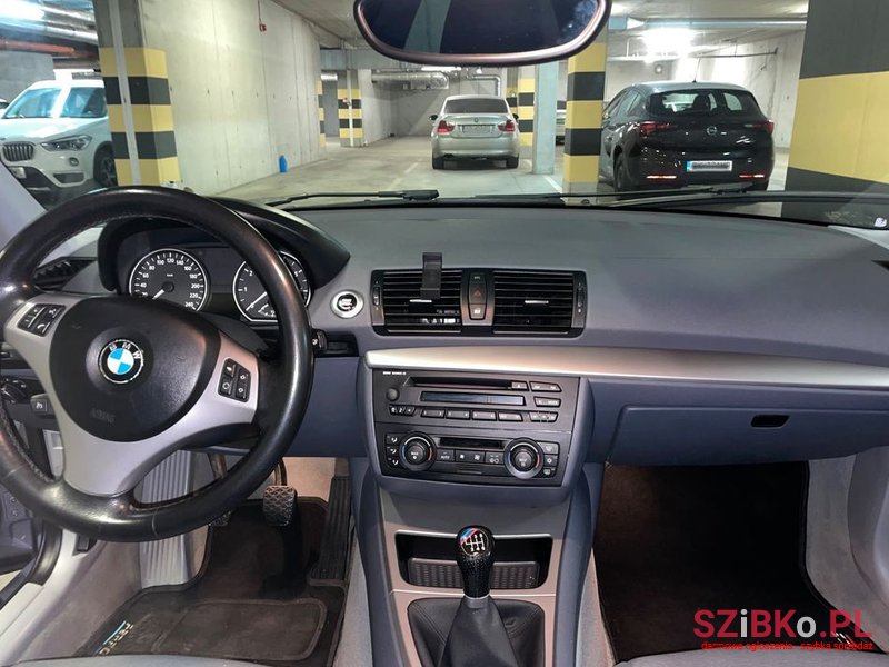2004' BMW 1 Series 120I photo #2