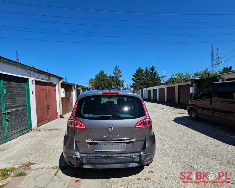 2011' Renault Scenic photo #5